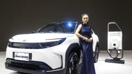 Модел позира до автомобил Toyota New bZ4X BEV на автомобилно изложение Gaikindo Indonesia (GIIAS) 2025 в Тангеранг, Индонезия, 23 юли 2025 г.