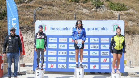 Валентина Димитрова (в средата) беше най-бърза на 10 км.