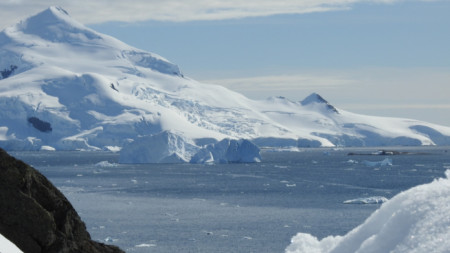 Ваксинацията срещу Covid 19 достигна Антарктида 49 души чилийски военни