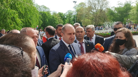 Румен Радев говори пред журналисти в Първомай.