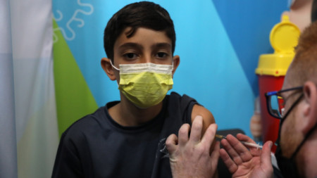 Израел започна кампания за ваксиниране срещу коронавирус на децата между 5 и 12 години. На снимката: Поставяне на ваксина на дете в Йерусалим, 23 ноември 2021 г.