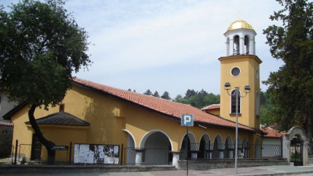 Църквата „Св. Великомъченик Димитрий“ в село Мирково
