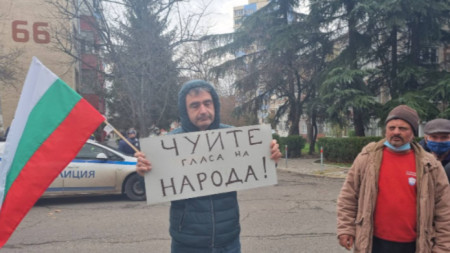 Жители на Камено и Българово протестираха пред сградата на РИОСВ Бургас срещу изграждането на крематориум в землището между двете общини, 15 декември 2022 г.