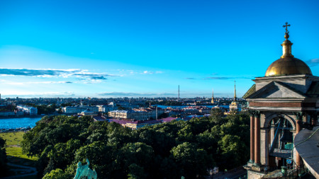 Изглед към Санкт Петербург и Исакиевската катедрала. 
