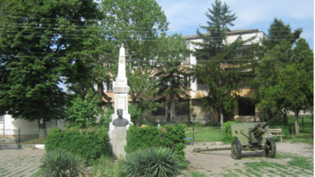 Паметникът в село Буковец