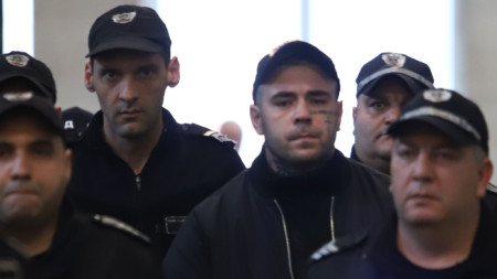 Полицаи водят подсъдимия Георги Семерджиев на предишно заседание на съда