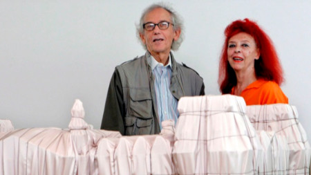 Кристо и Жан-Клод пред модел на инсталацията „Опакованият Райхстаг“ 