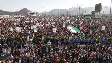 Протест в йеменската столица Сана срещу международната операция в Червено море, 5 януари 2024 г.