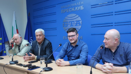 От ляво надясно: проф. д-р Момчил Георгиев, Ивайло Атанасов, Любомир Буюклиев и Христо Павлов