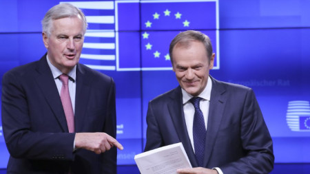 Мишел Барние сочи към проектоспоразумението за Брекзит, което връчи на Доналд Туск в Брюксел.