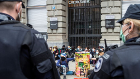 Протест на екоактивисти пред входа на банката Credit Swisse в Цюрих