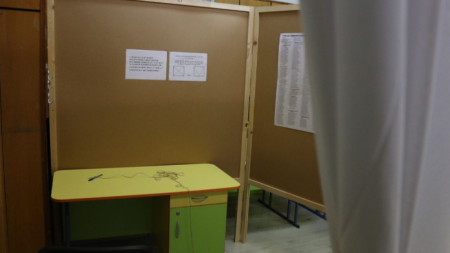 Секционните избирателни комисии в местата с балотажи днес получават изборните книжа и бюлетините, за да оборудват помещенията за гласуване.