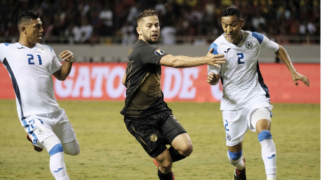 Агилар (в средата) вкара третия гол за Коста Рика.