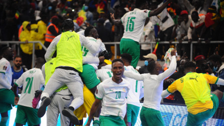 Футболистите на Сенегал са обезумели от радост след последната дузпа.