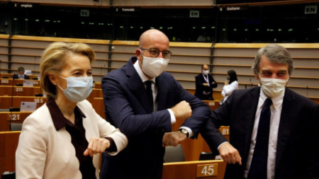 Урсула фон дер Лайен, Шарл Мишел и Давид Сасоли в Европейския парламент