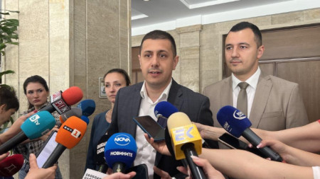 Народният представител от БСП-ОЛ Атанас Атанасов говори пред журналисти в НС, 23 юли 2025 г.