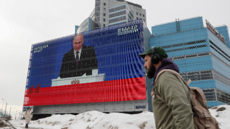 Излъчване на речта на Путин на голям екран в Москва, 29 февруари 2024 г.
