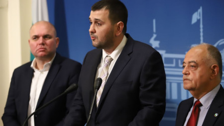 Йордан Иванов ( в средата), Владислав Панев и Атанас Атанасов от ДБ правят изявление пред медиите в Народното събрание