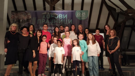 Момент от поредното успешно и запомнящо се участие във Варна на децата и момичетата от хоровата школа при НЧ “П. Хилендарски” през септември т.г.