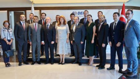 Vicepreședinta bulgară Ileana Iotova (în centru cu rochia albă) la Istanbul, 19 septembrie 2022