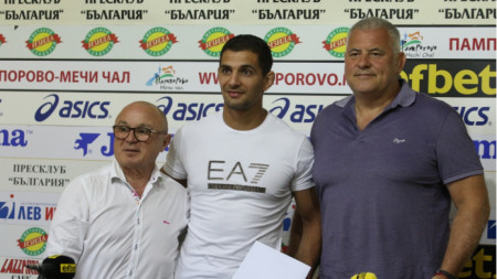 Ивайло Иванов (в средата) получи 8000 лева от федерацията.
