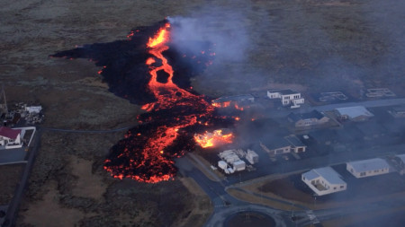 Лава от изригналия исландски вулкан залива къщи в рибарското градче Гриндавик, 14 януари 2024 г.