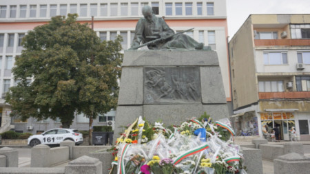 Паметник на скърбящия воин във Видин, посветен на загиналите в Сръбско-българската война.