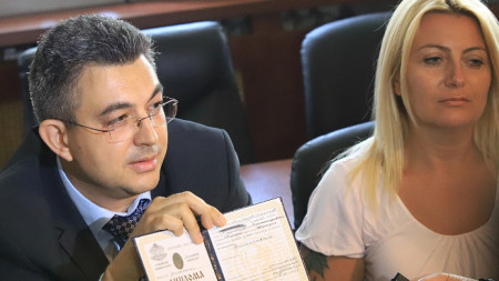 Кандидатът за министър-председател Пламен Николов показа дипломите си. 