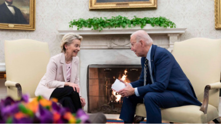 Урсула фон дер Лайен и Джо Байдън разговарят в Овалния кабинет на Белия дом