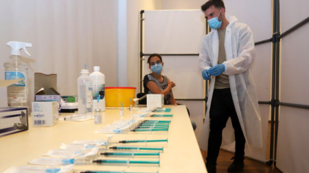Осем мобилни центъра за ваксинации ще работят днес в столицата