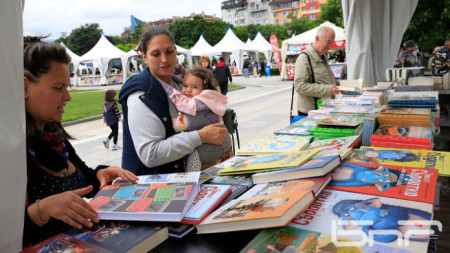 Пролетният базар на книгата ще е разположен в около 60 шатри пред НДК