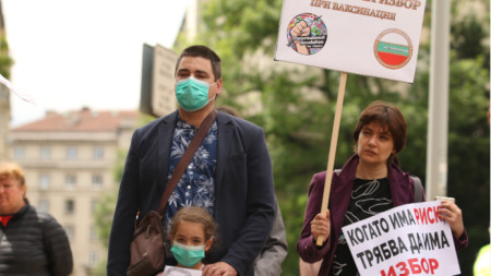 Пред Министерския съвет се провежде протест за отпадане на задължителния характер на ваксините в България. Организатори са Български родителски централен комитет и родители на пострадали от ваксини деца.