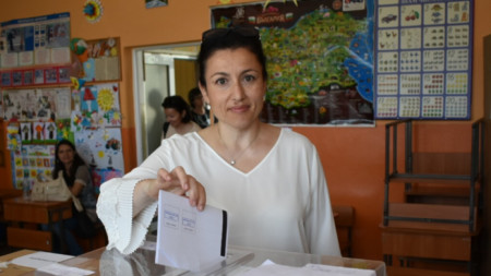 Министърът на земеделието Десислава Танева гласува в родния си град Сливен.
