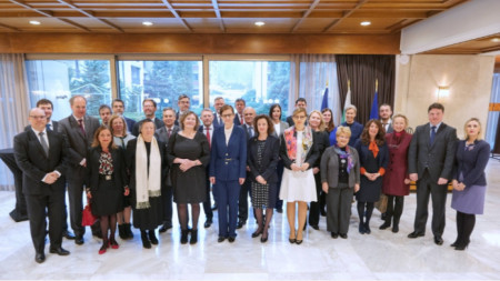 La ministra de Exteriores de Bulgaria, Teodora Guenchovska (centro con traje azul), ofreció un desayuno de trabajo a los embajadores de los países miembros de la UE y la OTAN en Sofía.