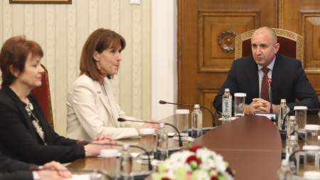 Отляво надясно - заместник-председателката на ЦИК Росица Матева, председателката Камелия Нейкова и президентът Румен Радев