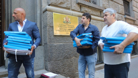 Сред вносителите на подписката бяха Петьо Блъсков и Недялко Недялков