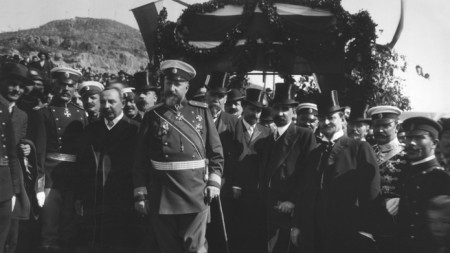 Цар Фердинанд Първи, Александър Малинов и други официални лица при обявяването на Независимостта на България в Търново на 22 септември 1908
