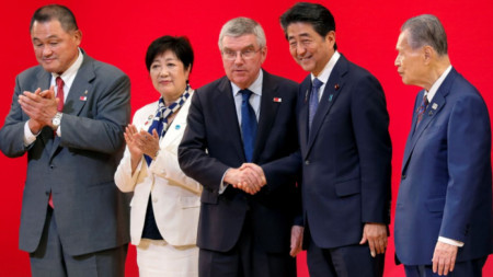 Томас Бах и Шиндзо Абе (двамата в средата) се съгласиха да отложат Олимпийските игри в Токио до 2021 г. заради Covid-19