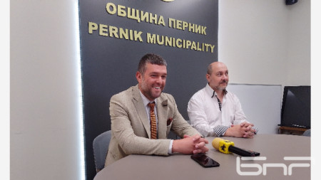  Стефан Кръстев/вляво/ и д-р Владимир Филипов представиха новата платформа и мобилно приложение