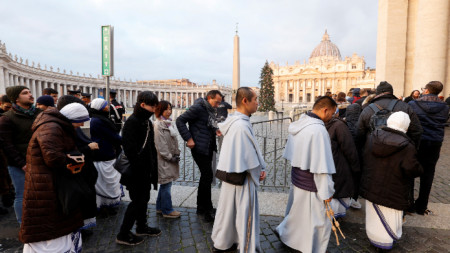 Опашка от вярващи пред базиликата 