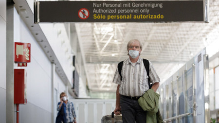 Пристигащите от Дюселдорф носят маски при пристигането си на летището на Тенерифе, Канарските острови, Испания, 21 Юни 2020 г.