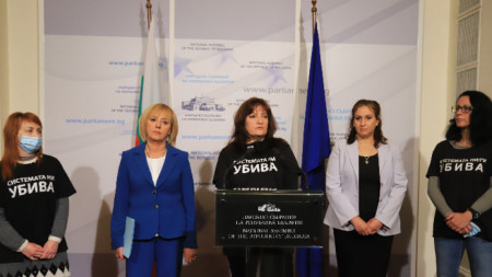 Мая Манолова от ИМВ, Теодора Пенева от ИТН и майките от „Системата ни убива“ внасят промени в Закона за личната помощ.