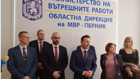Главният секретар на МВР Живко Коцев (в средата) при посещението си в ОД на МВР в Перник