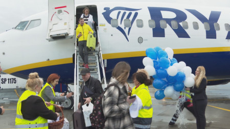 Самолетът от Варшава със 173 пасажери, от които 5 деца, на летище Бургас -  26 март 2023 г. 