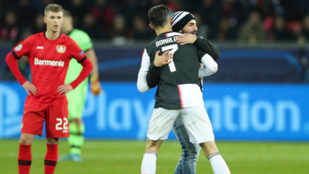 Нахлул на терена фен прегръща Роналдо след гола му.