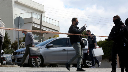 Полицейските служители продължават разследването пред дома на убития гръцки журналист, 9 април 2021 г.