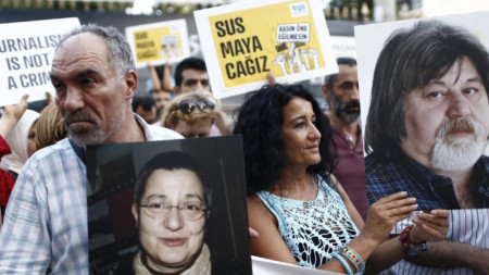Журналисти протестират със снимки на задържания журналист и двамата интелектуалци след ареста им през 2016 г. Турски съд днес ги оправда по отправените обвинения в „терористична пропаганда“.