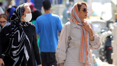 Иран обмисля промени в разпоредбите които изискват жените да покриват