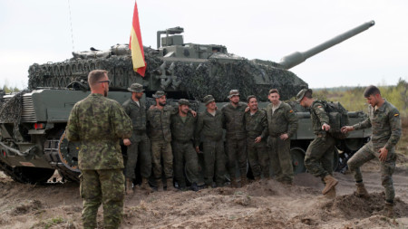 Испански бойци на учение в Латвия с танк 