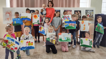 Над 50 деца от различни региони на Украйна рисуваха като